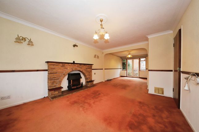 3, Renfrew Gardens, Kidderminster photo 2