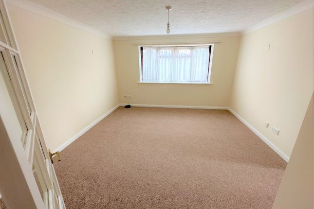 Flat to rent in Hillborough Close, Bexhill-On-Sea