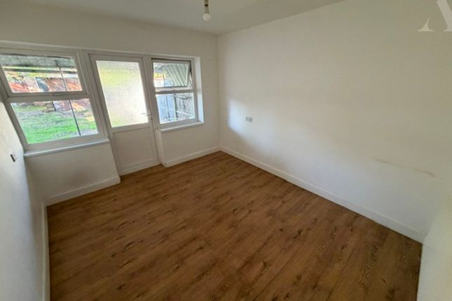 118 Hodge Hill Road, Birmingham photo 4