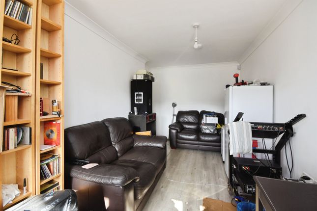 67, Southwark Path, Basildon photo 3