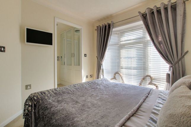 26 The Oaks, Wickford photo 3