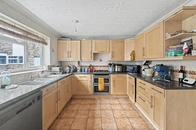 58, Hilltop Road, Berkhamsted photo 2