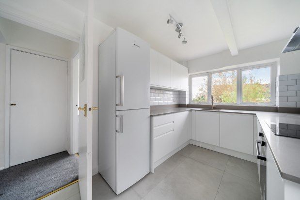 Bungalow to rent in Goldings Rise, Loughton