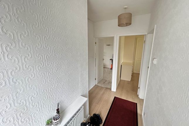 28, Creskeld Way, Bradford photo 4