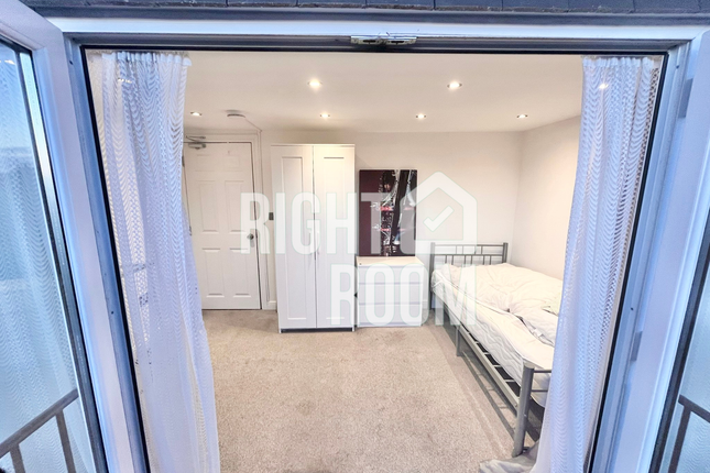 Balcony Room 4, 31 Rosebank Road, London photo 4