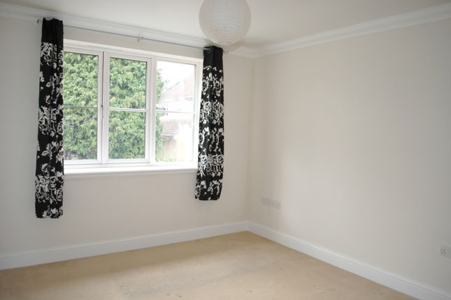 Flat to rent in Mallard Place, Farnborough