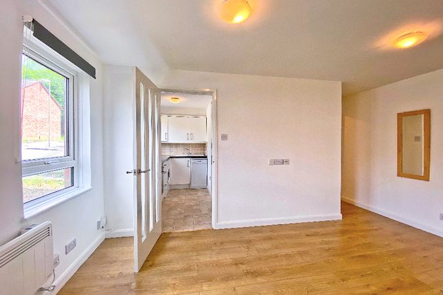 25, Berkeley Drive, Hampshire photo 4