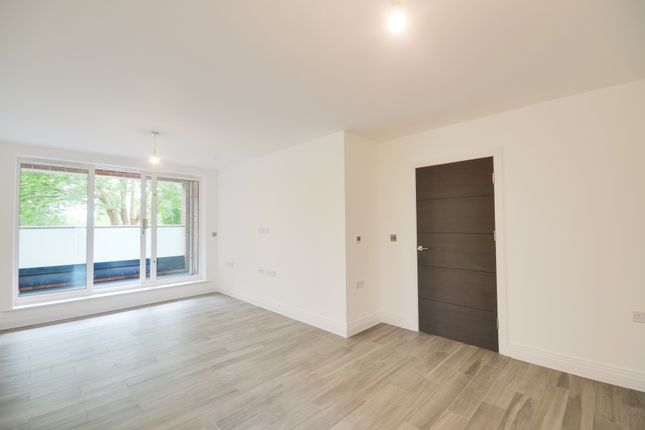 Flat to rent in Carew Road, Northwood, Middlesex