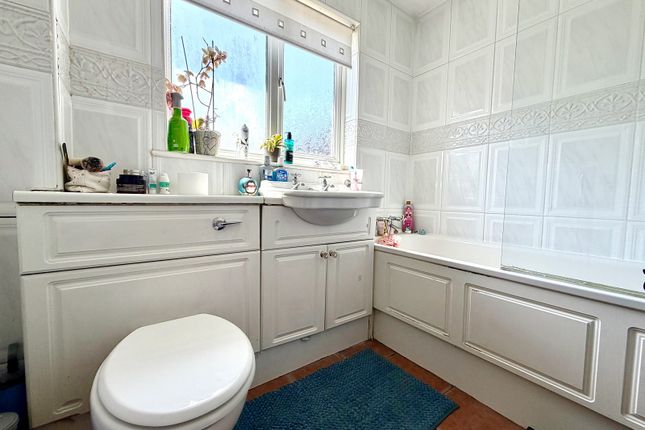 7, Hunting Gate Drive, Chessington photo 4