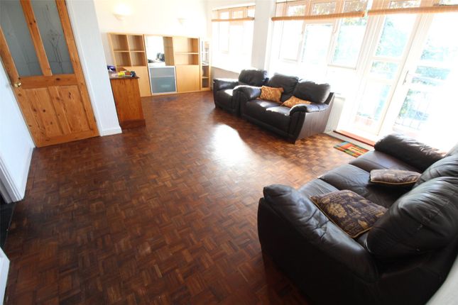 Flat to rent in Great North Road, New Barnet