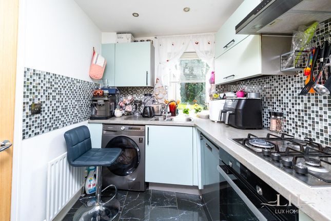 Flat for sale in Victoria Road, Gidea Park, Romford