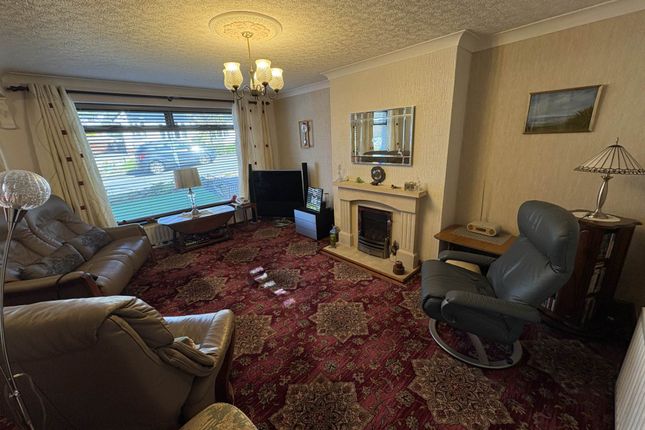 3, Cotswold Drive, Oldham photo 3
