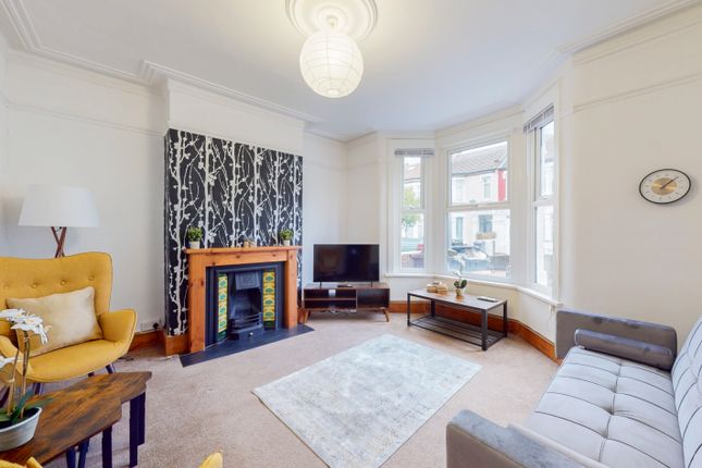 Flat to rent in Leyton Park Road, London