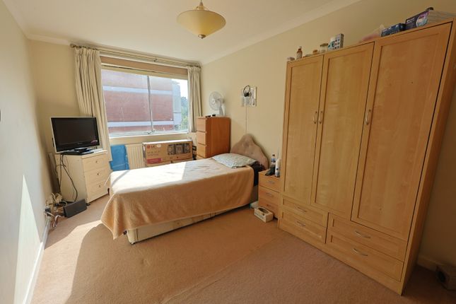 Flat for sale in Rydal Court, Stonegrove, Edgware, Middlesex