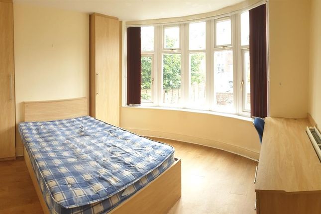 Bright, Neatly Presented Double Bedroom With A Bay...