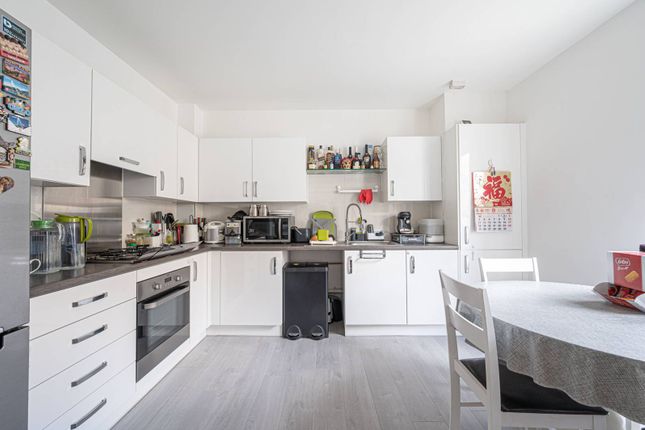 Flat for sale in Edgecumbe Avenue, Mill Hill, London