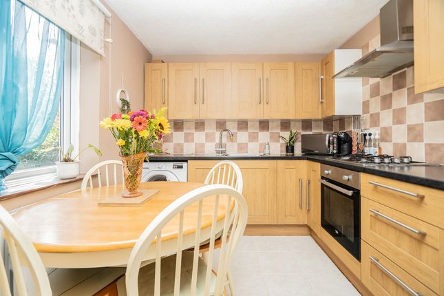 32, Calverleigh Crescent, Milton Keynes photo 2