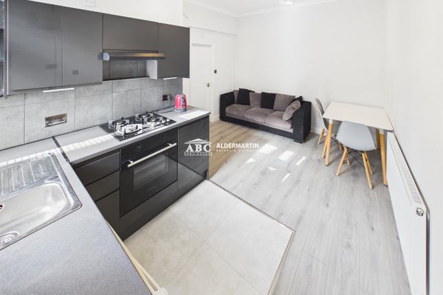 31-33, Flat 6, Station Road, Hendon photo 2