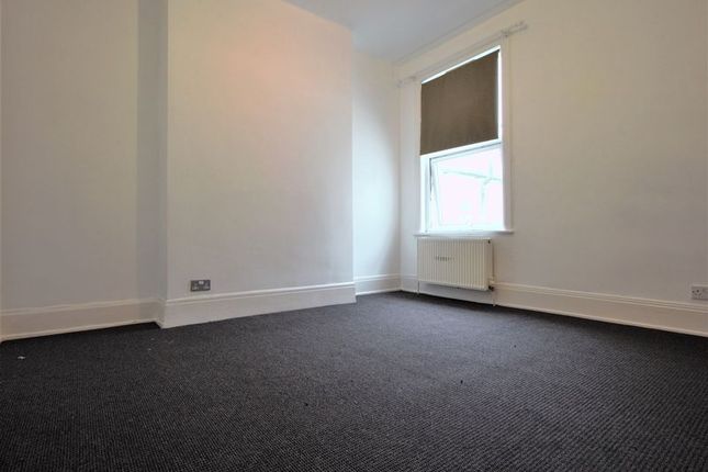 18, Latymer Road (Flat B), London photo 4