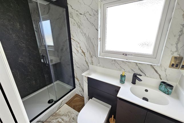 Summerhouse Shower Room.Jpg