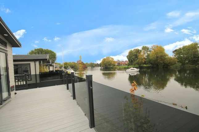 5 Thames Retreat, Chertsey Lane, Staines-Upon-Thames photo 2