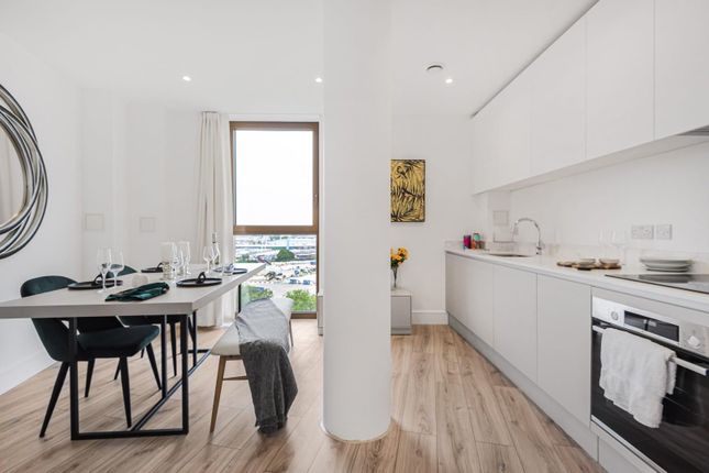 Thumbnail Flat for sale in North Acton Road, London