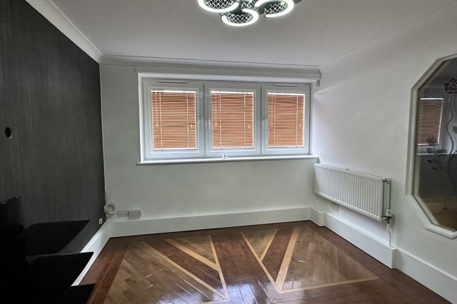 Flat for sale in Raphael Close, Coventry