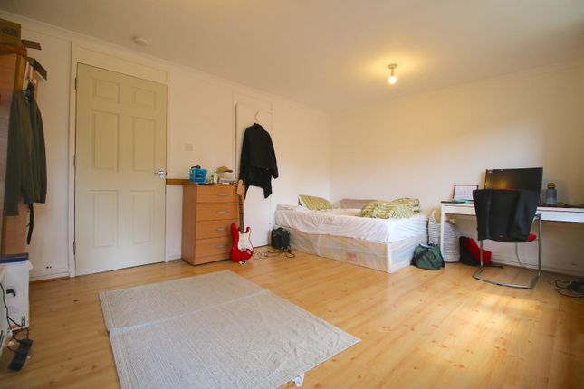 58, Birch Close, London photo 3