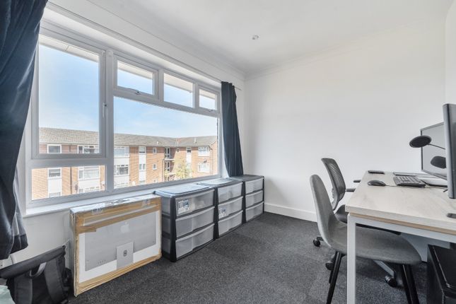 33, Sandringham Court, Berkshire photo 4