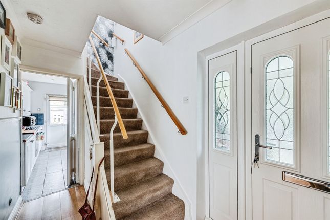 47, Thames Avenue, Swindon photo 2