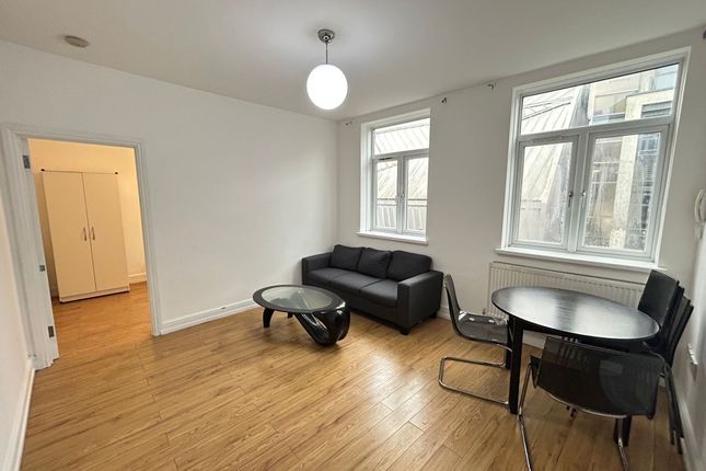 Flat B, 79 Redchurch Street, London photo 2