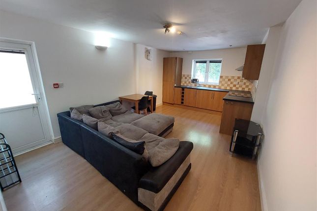 Flat to rent in Colum Road, Cathays, Cardiff