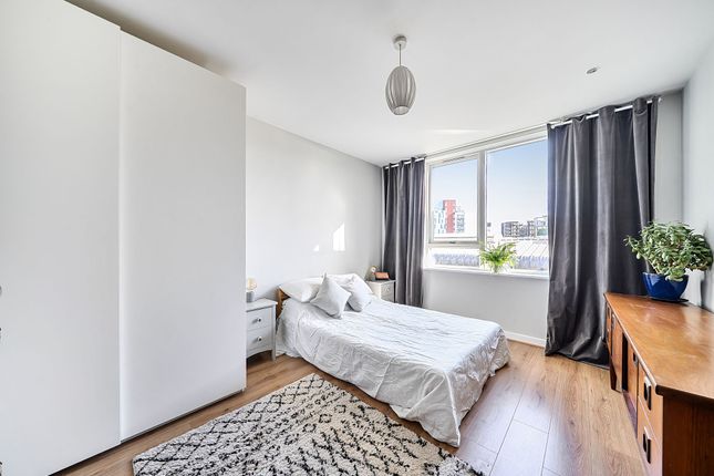 Flat 24, Queens Court, London photo 3