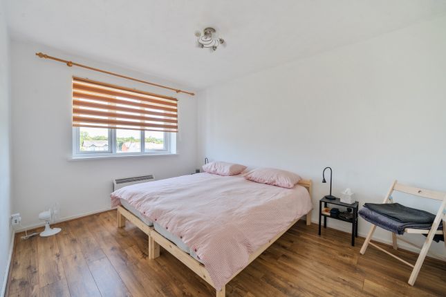 12 Gainsborough Court,, Albert Street, Hart photo 4