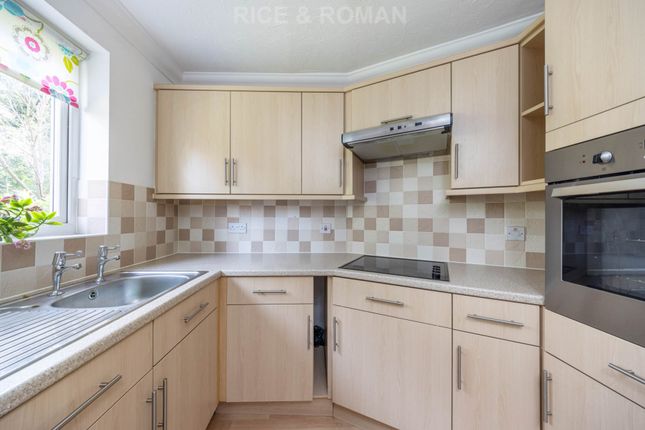 Flat to rent in Station Road, Addlestone