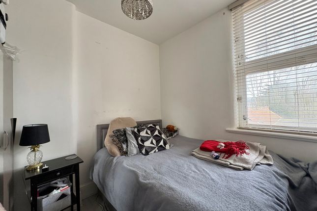 Flat 8, Hood Lodge, Brading Crescent, London photo 3