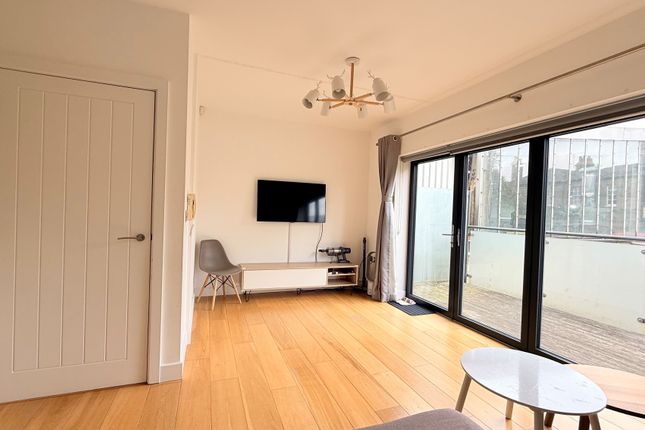 24, Woodford Green photo 3