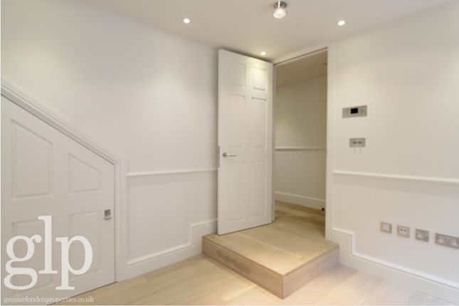 13  Flat 4, Fouberts Place, London photo 4