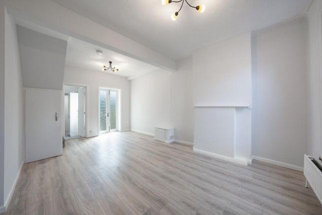 208, Moselle Avenue, London photo 2