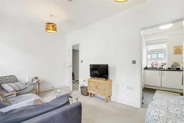 Flat 4, 17-18,, Picton Place, London photo 4