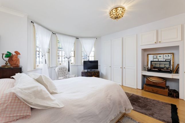 Flat for sale in Russell Road, London