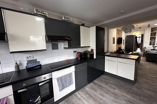 26, Mackintosh Place, Cardiff photo 4