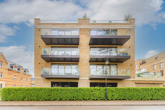 Flat for sale in Lyon House, Chaplin Drive, Barnet