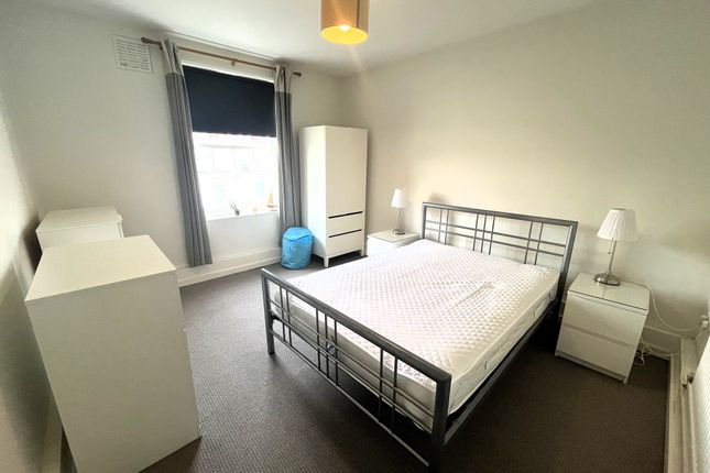Flat to rent in Carnwath Road, London