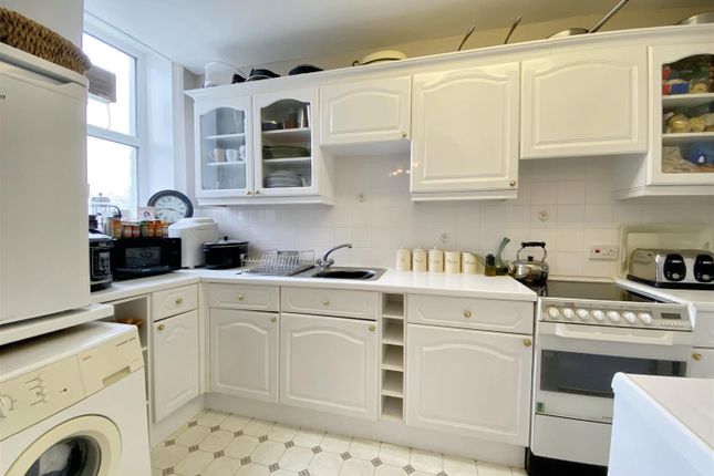 Flat 1 Barrington House, Southcliff Gardens, Tenby photo 4