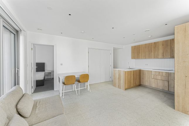 5 Tapestry Way, London photo 4