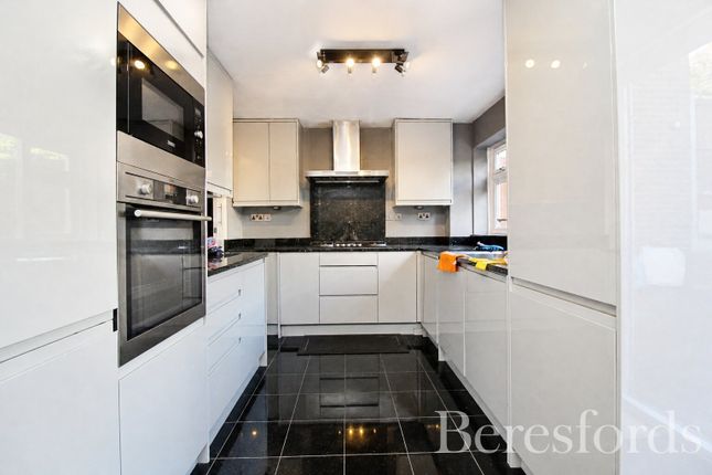32, Pennyfields, Brentwood photo 4
