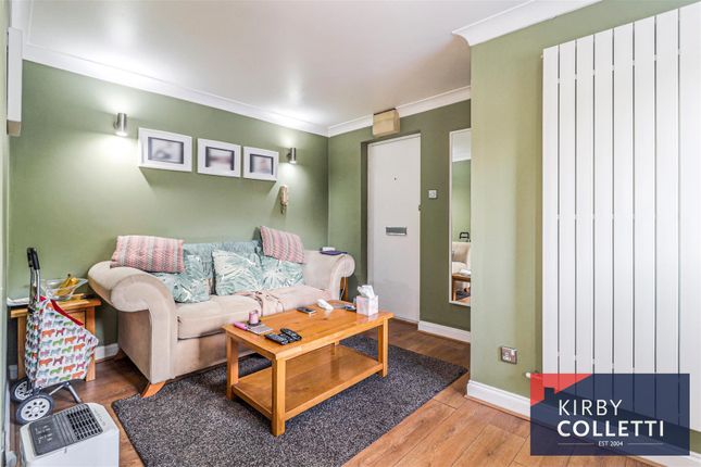 35, Parrotts Field, Hoddesdon photo 3