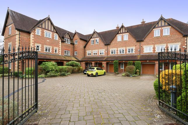 Thumbnail Flat to rent in Caenshill, Chaucer Avenue, Weybridge, Surrey