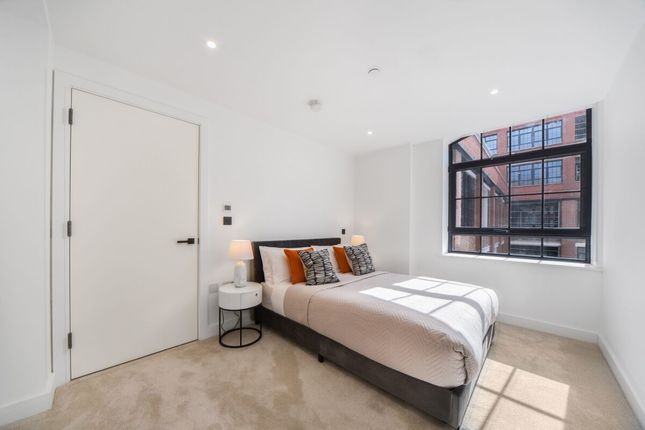 Flat to rent in New Tannery Way, London